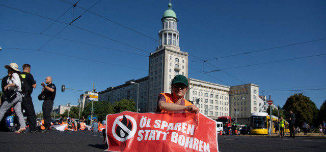 Berlin: Klimaschutz-Demonstranten der Gruppe "Letzte Generation" sitzen auf der Kreuzung am Frankfurter Tor (Symbolfoto)