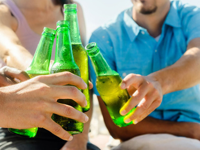 Nicht mit Bier ablöschen_10 Freunde stoßen mit Bier an, Ideen für deine Party