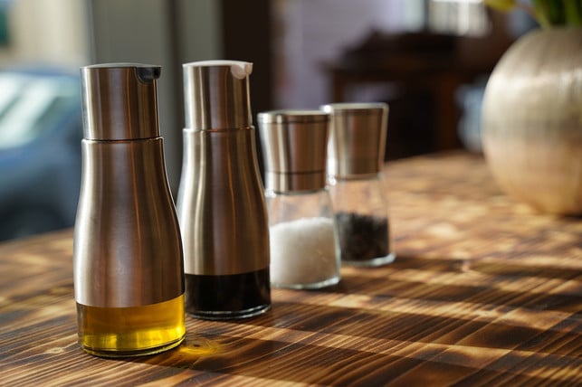 olivenoel-essig-salz-und-pfeffer-die-klassische-cc0-pixabay-mediazeit-200306_download Olivenöl, Essig, Salz und Pfeffer - die klassischen Gewürze für einen Tomatensalat.