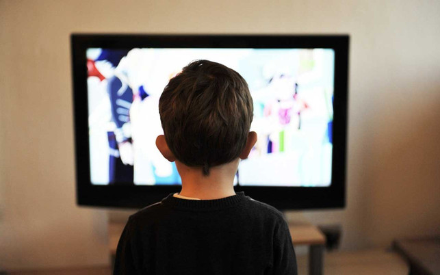 Wenn Kinder schlimme Bilder und Videos gesehen haben, sollten Eltern mit ihnen darüber sprechen und das Gesehene einordnen. Wenn Kinder schlimme Bilder und Videos gesehen haben, sollten Eltern mit ihnen darüber sprechen und das Gesehene einordnen.