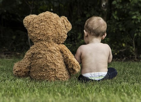 einen-grossen-teddybaeren-braucht-ein-baby-noch-nich-cc0-pixabay-stocksnap-170812_download Einen großen Teddybären braucht ein Baby noch nicht