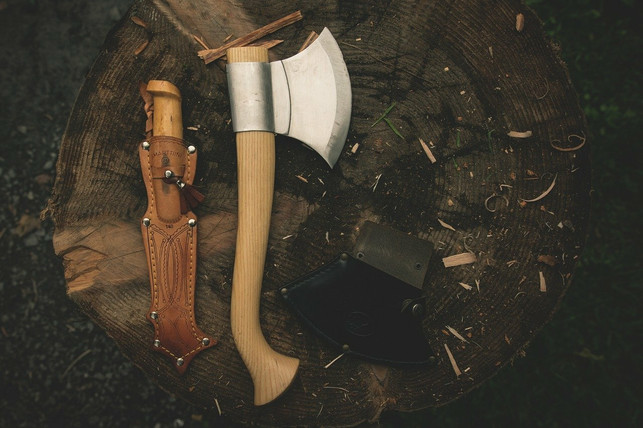 ein-beil-dient-nicht-nur-als-waffe-du-kannst-da-cc0-pixabay-lum3n-211026_download Um Holz zu hacken, gibt es verschiedenes Werkzeug.