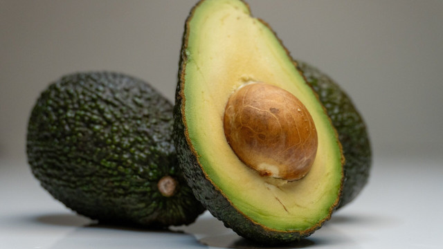 Human Avocado Avocado schälen ohne Sauerei: Jamie Oliver zeigt wie es geht - Utopia.de