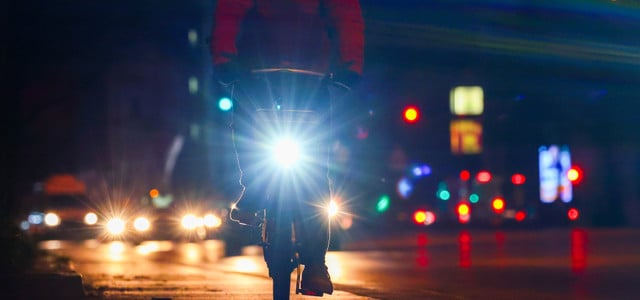 ADAC-Test: Was darf ein gutes Fahrradlicht kosten? (Foto: Christian Charisius/dpa/dpa-tmn) Fahrrad mit Licht fährt im Dunkeln auf einer Straße