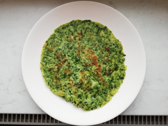 dav Die Spinatpfannkuchen sind in fünfzehn Minuten fertig.