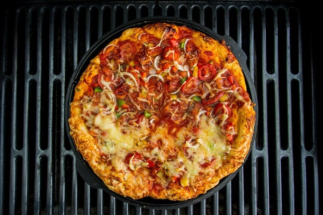 die-pizza-muss-auf-einem-pizzastein-liegen-damit-cc0-pixabay-distelapparath-230523_download Die Pizza muss auf einem Pizzastein liegen, damit du sie auf dem Grill garen kannst.