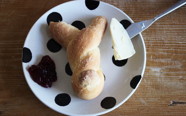 osterhasen-backen-13-fertig-p-katharina-bliem-170301-1280x800 Schritt 12: fertig sind die Osterhasen aus Hefeteig