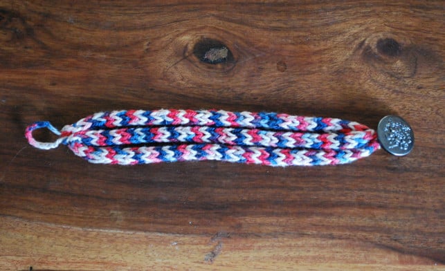 um-die-drei-straenge-fuer-das-freundschaftsarmabdn-z-melanie-von-daake-utopia-180524_download Um die drei Stränge für das Freundschaftsarmabdn zu erhalten, legst du das Band in entsprechender Länge nebeneinander und vernähst die entstandenen Enden miteinander.