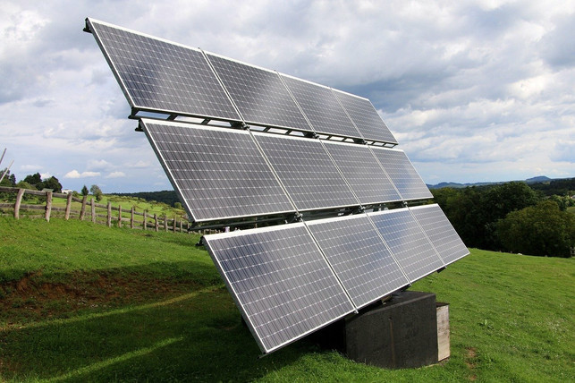 aus-solchen-oder-aehnlichen-photovoltaikmodulen-bes-cc0-pixabay-atimedia-220107_download Aus solchen oder ähnlichen Photovoltaikmodulen bestehen Solarparks.