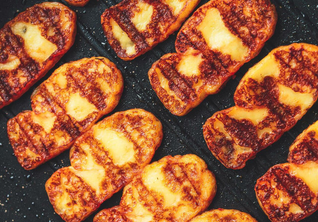 der-griechische-grillkaese-gibt-jedem-spiess-eine-he-cc0-pixabay-nastasyaday-220603_download Halloumi eignet sich ebenfalls als Zutat, wenn du Gemüsespieße grillen möchtest.