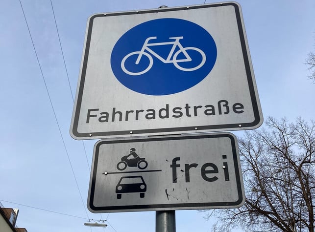 so-sieht-das-verkehrszeichen-fuer-eine-fahrradstrass-utopia-martin-tillich-241021_download So sieht das Verkehrszeichen für eine Fahrradstraße aus.