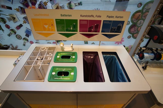 batterie-recycling-beginnt-an-zahlreichen-sammelst-matthias-schulz-utopia-171118_download Batterie-Recycling beginnt an zahlreichen Sammelstellen, wie hier im Drogeriemarkt.