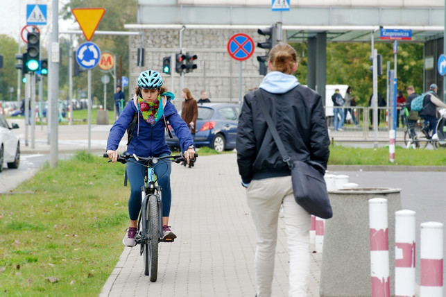 fahrradfahrende-auf-gehwegen-gefaehrden-immer-wiede-cc0-pixabay-surprising_snapshots-240420_download Fahrradfahrende auf Gehwegen gefährden immer wieder Fußgänger:innen und andere Verkehrsteilnehmende.