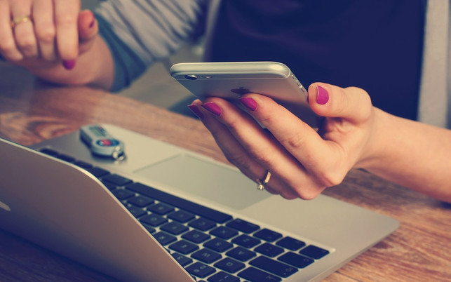 laptop-und-handy-besser-auch-mal-abschalten-cc0-pixabay-firmbee-180413 Laptop und Handy: besser auch mal abschalten.
