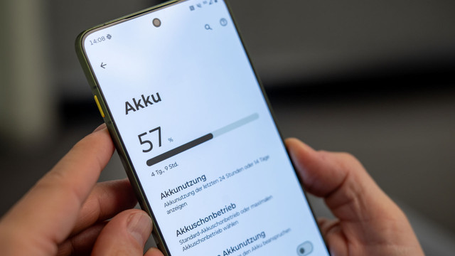 Akkustand macht plötzliche Sprünge: Wie du ihn bei Android, iPhone und Laptop neu kalibrierst Smartphone mit Akkuanzeige auf dem Bildschirm, die 57 % Ladung und eine geschätzte Restlaufzeit von 4 Tagen und 9 Stunden zeigt. Der Bildschirm ist auf Deutsch eingestellt und zeigt Einstellungen zur Akkunutzung.