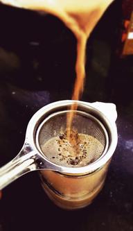 der-chai-wird-nach-dem-kochen-durch-ein-sieb-in-di-cc0-pixabay-tookapic-180121_download Der Chai wird nach dem Kochen durch ein Sieb in die Gläser gefüllt.