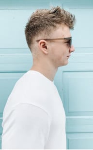 kurze-haare-haarstyling-us-Derick-McKinney-220322-500x800 Gerade kurze Haare brauchen oft Styling. Öko-Test fand in vielen Haarwachsen und Haargelen Schadstoffe.