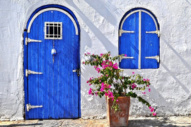 blaue-farbe-an-tueren-und-fenstern-soll-ungeziefer-cc0-pixabay-yeshimss-180530_download Blaue Farbe an Türen und Fenstern soll Ungeziefer fernhalten.