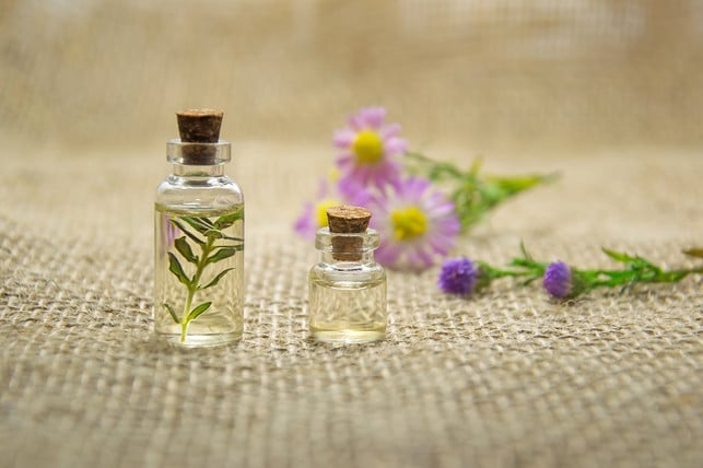 essential-oils-enhance-the-effects-of-massageoe-cc0-pixabay-mareefe-180509_download Essential oils enhance the effect of the massage oil.