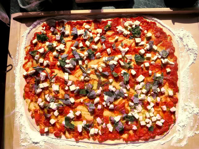 sieht-aus-wie-eine-pizza-wird-aber-in-vierecke-ge-utopialeonie-barghorn-200403_download Das Zupfbrot wird ausgerollt und mit der Füllung belegt.