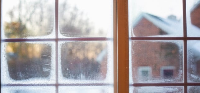 alte-schlecht-isolierte-fenster-koennen-waermebrueck-cc0-pixabay-jill111-180423 Alte, schlecht isolierte Fenster können Wärmebrücken sein.