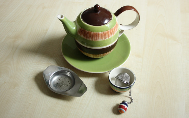 Preparing apple tea is-very-simple-maria-hohenthalutopiade-191029_download Preparing apple tea is very easy.
