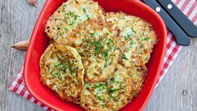 zucchinipuffer-rezept-colourboxde-timolina-220718 Zucchinipuffer Rezept