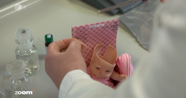 tedi-puppe-im-schadstoff-test-zdf-screenshot-180526_download TEDi-Puppe im Schadstoff-Test.