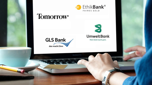 Nachhaltiges Girokonto: Die besten grünen Konten im Vergleich Hand tippt auf Laptop-Tastatur, auf dem Bildschirm sind Logos von vier Banken zu sehen: Tomorrow, EthikBank (Faires Geld), GLS Bank (das macht Sinn) und UmweltBank (Mein Geld macht grün). Daneben steht eine Tasse Kaffee, ein Bleistift und ein Notizbuch auf einem Holztisch.