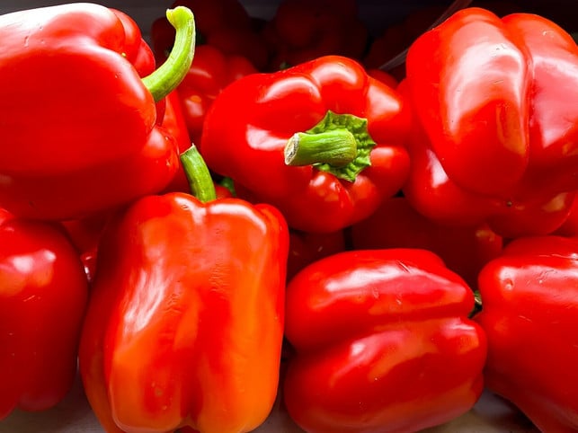 rote-paprika-stecken-voller-vitamin-c-und-sind-gut-cc0-unsplash-suradeach-saetang-241004_download Rote Paprika stecken voller Vitamin C und sind gutes Essen fürs Immunsystem.