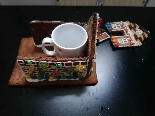 zuletzt-baust-du-das-lebkuchenhaus-zusammen-mia-stremme-utopia-211108_download Zuletzt baust du das Lebkuchenhaus zusammen.