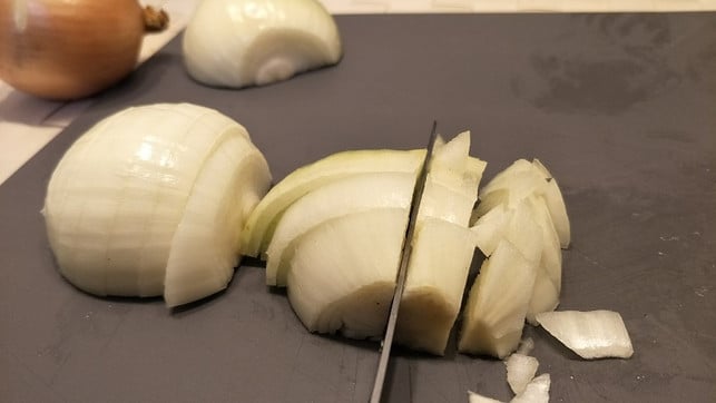 alternativ-zwiebel-kleinschneiden-groessere-stuecke-sven-christian-schulz-utopia-180316_download Alternativ: Zwiebel kleinschneiden (größere Stücke)