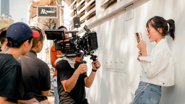 filmdreh-kamera-crew-klimabilanz-e-le-minh-220314-1280x720-1 Filmdrehs sind aufwendig und werden oft an verschiedenen Orten gedreht - CO2-intensive Flüge inklusive.