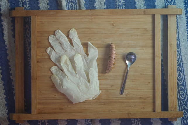 du-benoetigst-handschuhe-und-einen-teeloeffel-um-di-celina-werner-utopia-231122_download Du benötigst Handschuhe und einen Teelöffel, um die Kurkumawurzel zu schälen.