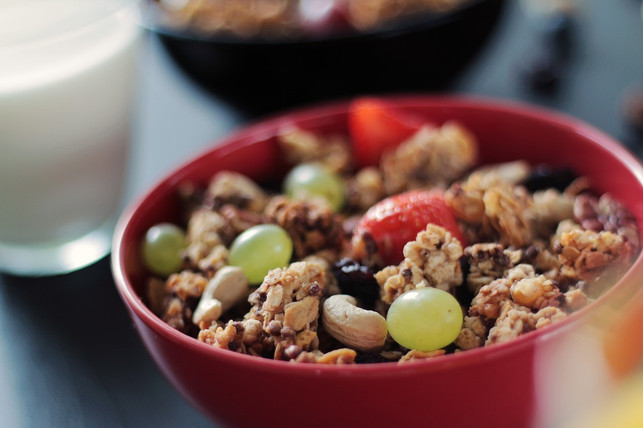 selbstgemachtes-muesli-mit-fruechten-und-nuessen-lief-cc0-pixabay-stocksnap-180122_download Selbstgemachtes Müsli mit Früchten und Nüssen liefert dir gleich zum Frühstück viele wertvolle Nährstoffe.