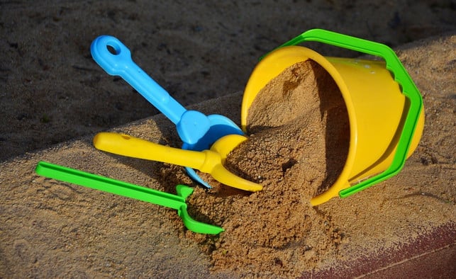 eine-abdeckung-fuer-den-sandkasten-lohnt-sich-cc0-pixabay-congerdesign-180613_download Eine Abdeckung für den Sandkasten lohnt sich.