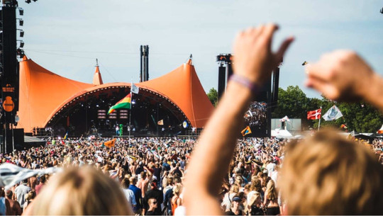 Nachhaltige Festivals: Roskilde Nachhaltige Festivals wie das Roskilde achten auf Mülltrennung, Öffis bei der Anreise und andere wichtige Dinge.
