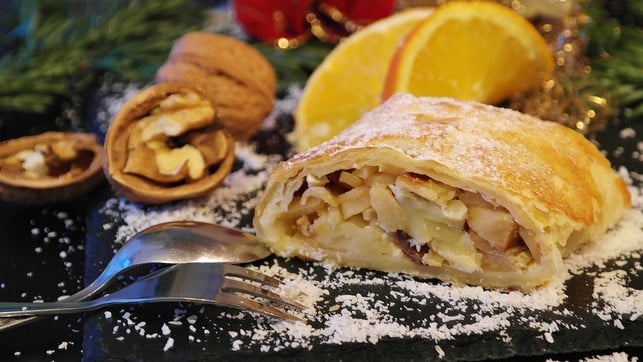 apfelstrudel-wird-vor-dem-servieren-mit-puderzucke-cc0-pixabay-ritae-190603_download Apfelstrudel wird vor dem Servieren mit Puderzucker bestreut.