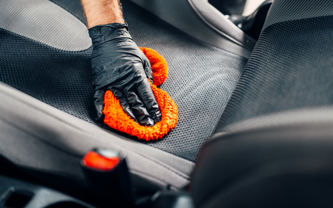 Autositze reinigen: Die besten Hausmittel gegen Flecken