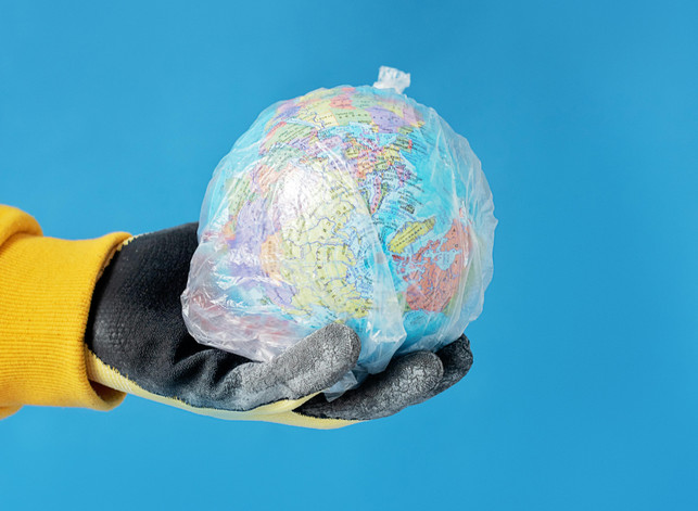 pexels-mikhail-nilov-8542555 Welt in Plastik