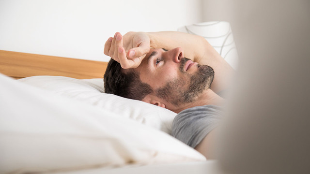 nachts-wieder-einschlafen-dpa Nachts plötzlich hellwach: Wie schlafe ich wieder ein?