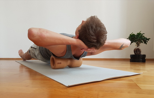 das-ausrollen-macht-die-faszialstrukturen-weicher-charlotte-g-utopia-180627_download Übungen mit der Faszienrolle können durch Druck und Bewegung Verspannungen lösen.