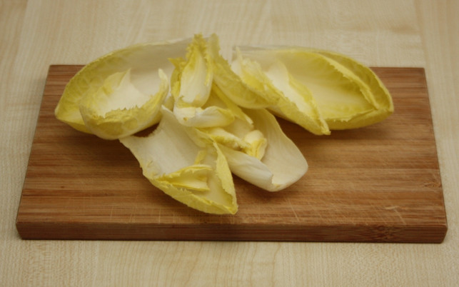 chicoree-fuer-den-salat-vorbereiten-maria-hohenthalutopia-191102_download Chicoree für den Salat vorbereiten