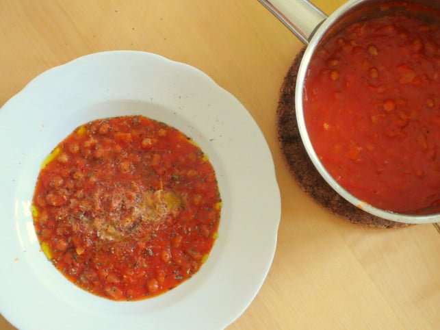 eine-typische-art-fregola-sarda-zuzubereiten-als-utopia-leonie-barghorn-210220_download Eine typische Art, Fregola Sarda zuzubereiten: Als Eintopfgericht in Tomatensoße.
