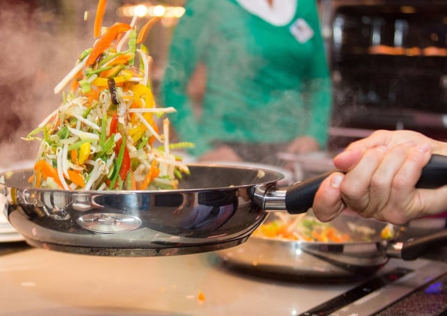 das-gemuese-und-die-sprossen-werden-kurz-gegart-cc0-pixabay-schaedlich-190306_download Das Gemüse und die Sprossen für das Frühlingsrollen-Rezept solltest du möglichst regional einkaufen.