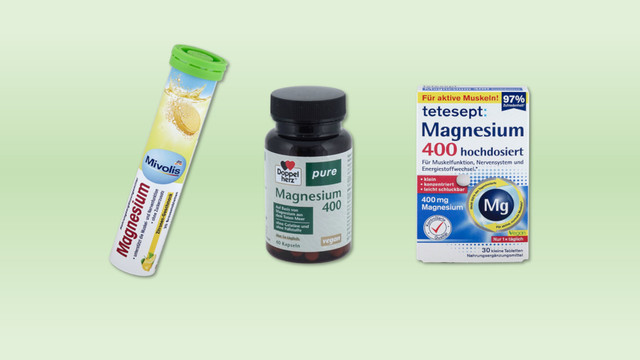 Magnesium-Präparate im Test bei Öko-Test: Viele sind überdosiert Drei Magnesiumpräparate: Mivolis Magnesium Brausetablettenröhre von dm, mittig Doppelherz pure Magnesium 400 Kapseln in einer Flasche, rechts tetesept Magnesium 400 hochdosiert Tablettenpackung.