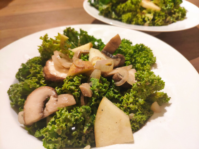 In the kale salad, bitter tahini, lemon juice and agave syrup complement each other perfectly.