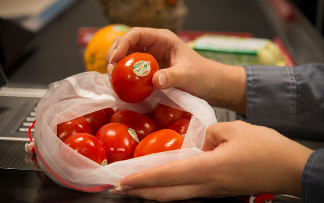 Unverpackt_-3.-Optimierte-Verpackungen-im-Supermarkt-29423574_1280x800px REWE Mehrweg-Frischenetz