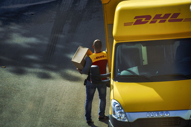 die-dhl-ist-eines-der-groessten-logistikungternehmen-cc0-pixabay-useche70-221205_download Die DHL ist eines der größten Logistikungternehmen in Deutschland.