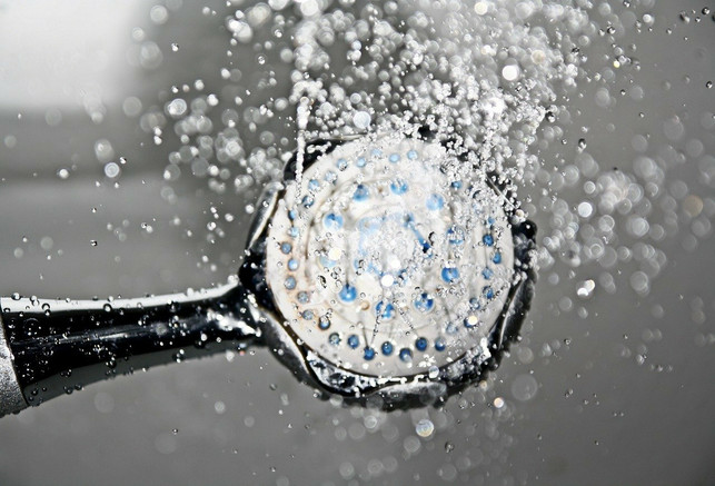 eine-lauwarme-dusche-kann-bei-kreislaufproblemen-w-cc0-pixabay-955169-210618_download Eine lauwarme Dusche kann bei Kreislaufproblemen wegen Hitze helfen.